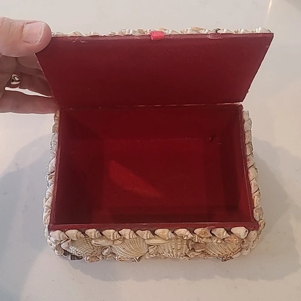 Vintage Shell Box - Picture 2 of 10